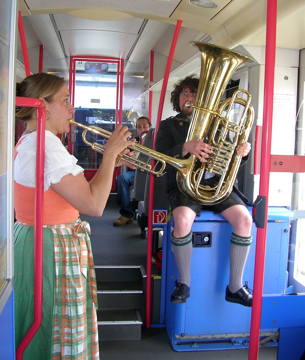 Musikanten musizieren im Zug