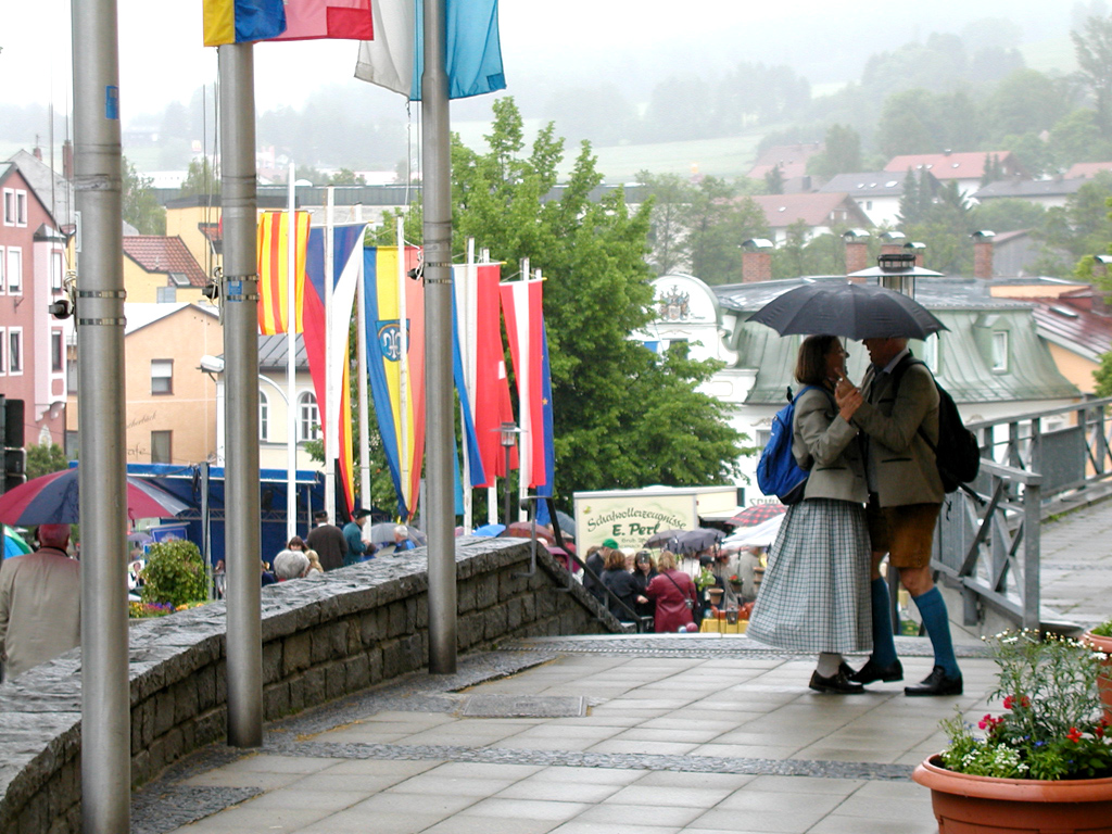 ein Paar tanzt unterm Regenschirm